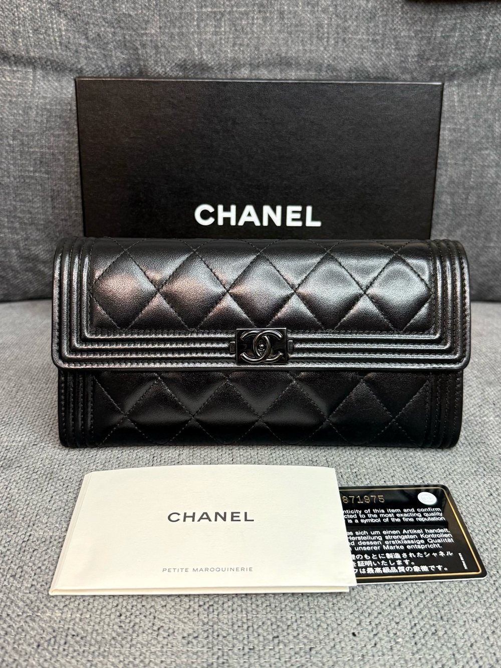 CHANEL Boy SO BLACK lambskin long wallet - Picture 2 of 11